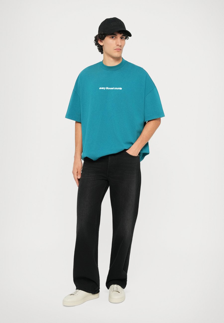 Футболка Bonsai SEASONAL LOGO GRAPHIC TEE OVERSIZE FIT UNISEX, Green, Зеленый, Футболка Bonsai SEASONAL LOGO GRAPHIC TEE OVERSIZE FIT UNISEX, Green
Футболка Bonsai SEASONAL LOGO GRAPHIC TEE OVERSIZE FIT UNISEX, Green, Зеленый, Футболка Bonsai SEASONAL LOGO GRAPHIC TEE OVERSIZE FIT UNISEX, Green
