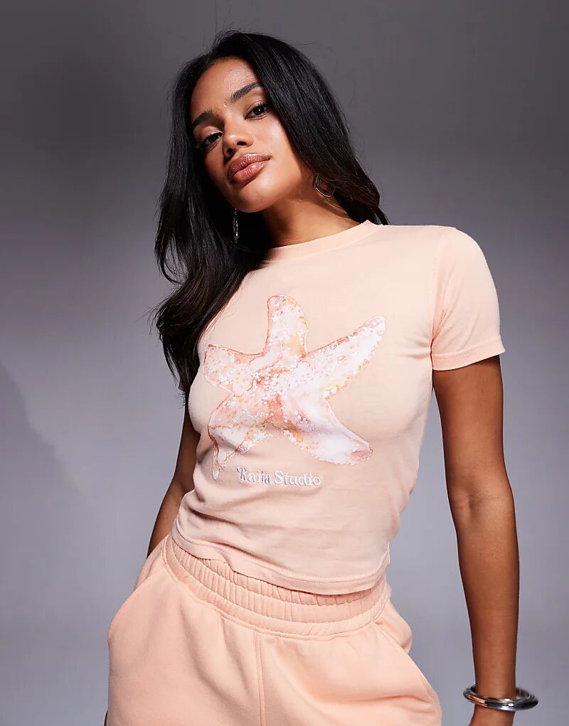 Укороченная приталенная футболка Kaiia с вышитым логотипом и изображением морской звезды персикового цвета — часть комплекта
Укороченная приталенная футболка Kaiia с вышитым логотипом и изображением морской звезды персикового цвета — часть комплекта