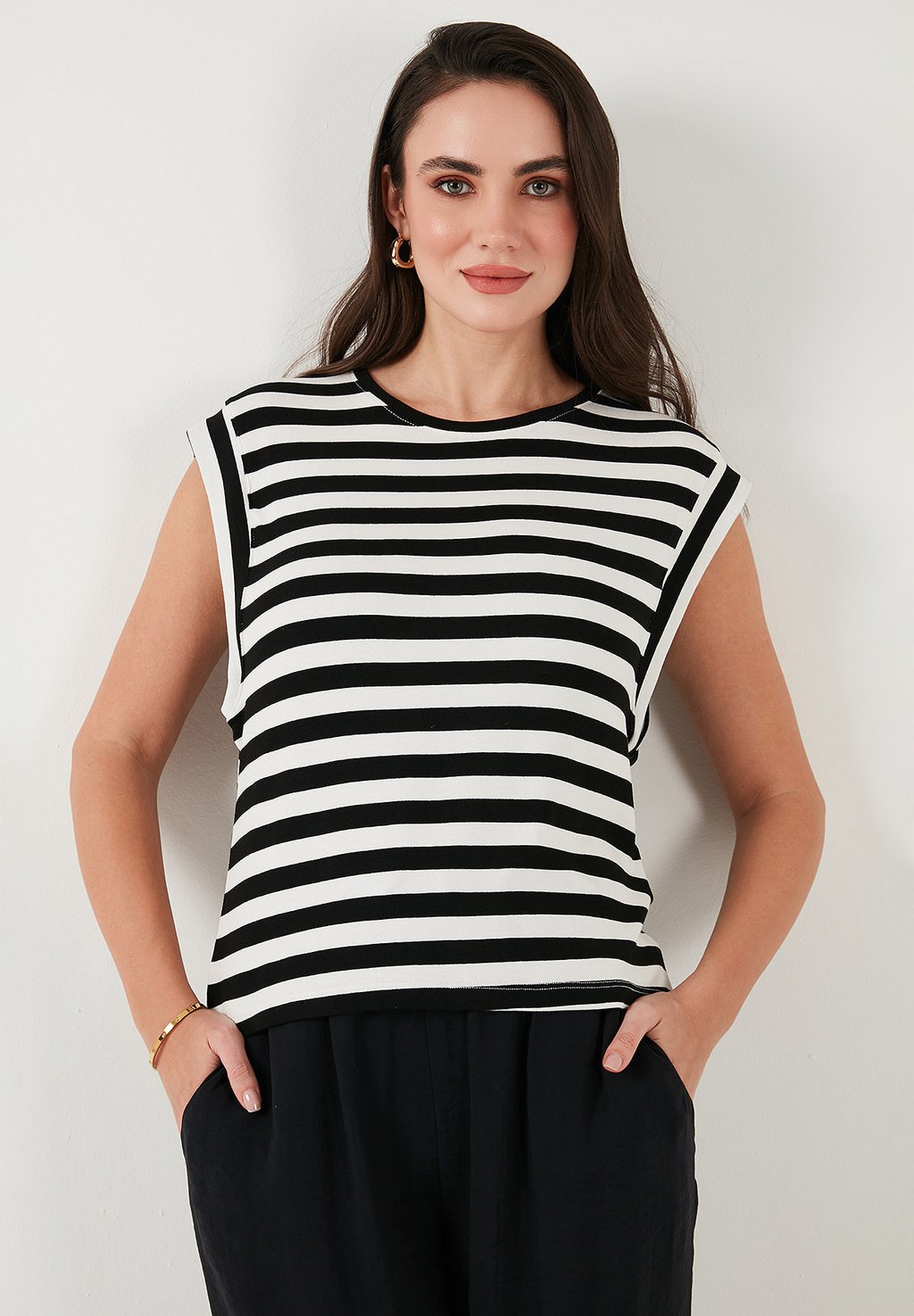 Футболка с принтом LELA, черный
Футболка с принтом LELA, черный