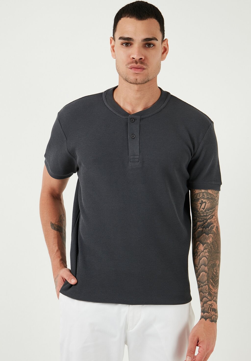 Базовая футболка REGULAR FIT Buratti, антрацит
Базовая футболка REGULAR FIT Buratti, антрацит