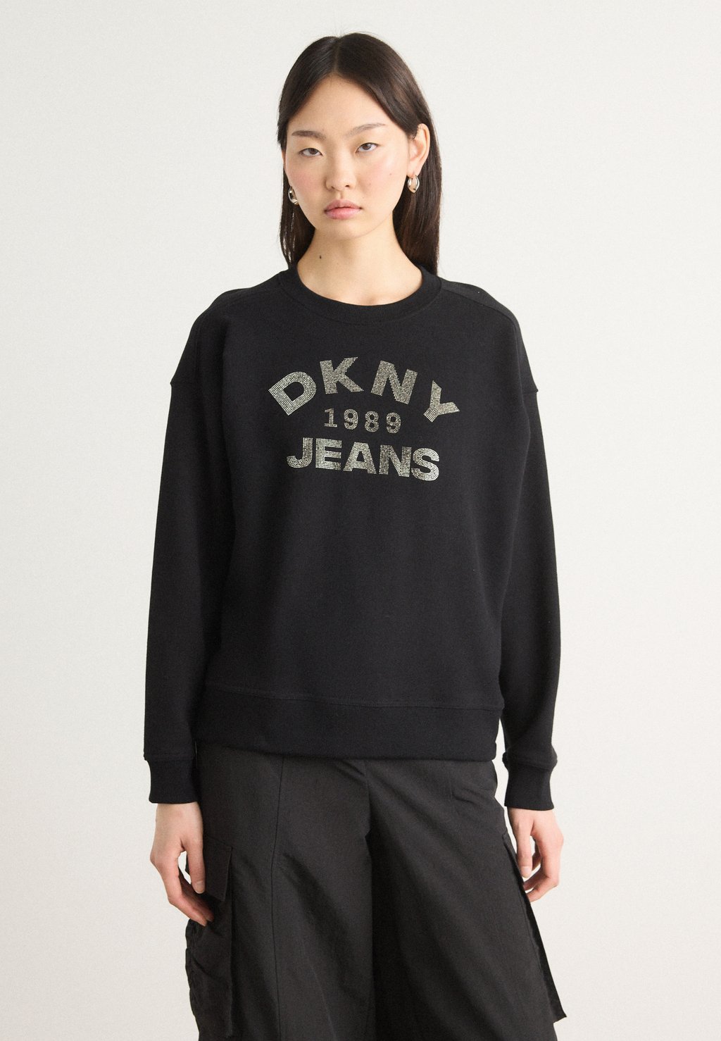 Толстовка 1989 RHINESTONE LOGO CREW NECK DKNY, черный
Толстовка 1989 RHINESTONE LOGO CREW NECK DKNY, черный