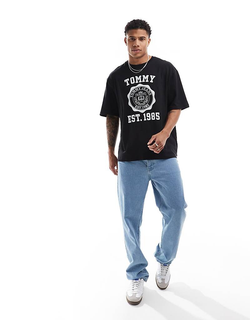 Черная спортивная футболка оверсайз с гербом Tommy Jeans 
Черная спортивная футболка оверсайз с гербом Tommy Jeans