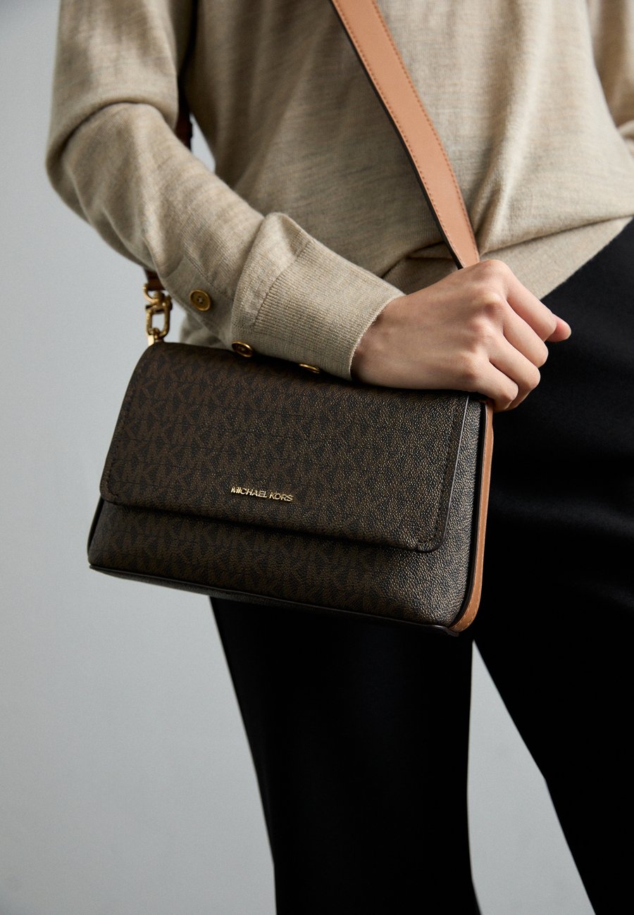 Сумка кросс-боди MICHAEL Michael Kors NESSA MESSENGER, Brown/Acorn/Brown
Сумка кросс-боди MICHAEL Michael Kors NESSA MESSENGER, Brown/Acorn/Brown