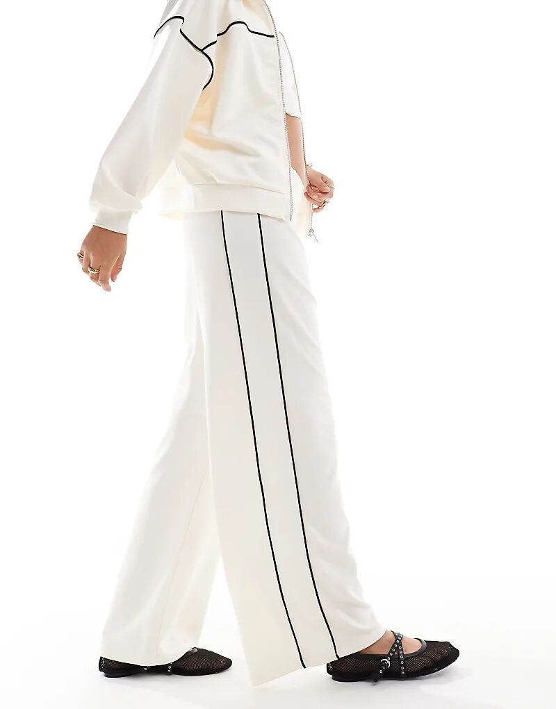 Надевайте широкие брюки с контрастной окантовкой кремового цвета.
Надевайте широкие брюки с контрастной окантовкой кремового цвета.