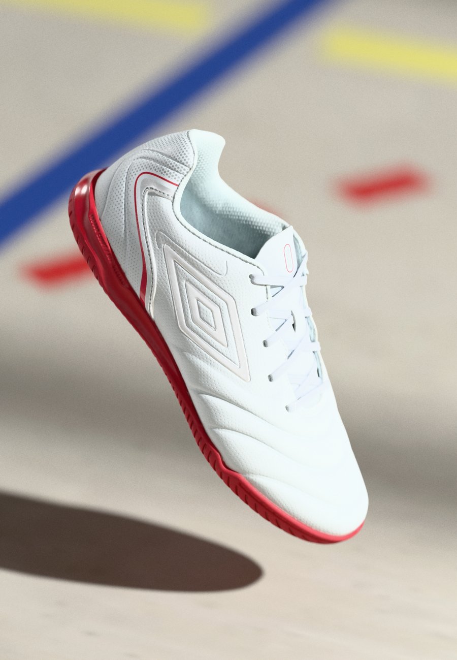 Кроссовки Umbro TOCCO V SQUAD IC, White/Silver-Coloured/Equestrian Red/White
Кроссовки Umbro TOCCO V SQUAD IC, White/Silver-Coloured/Equestrian Red/White