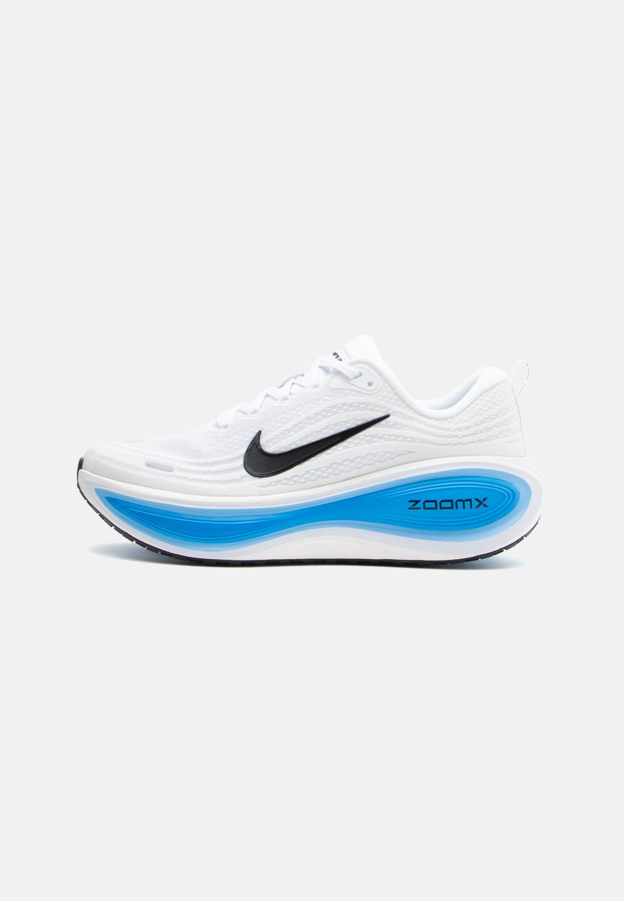 Кроссовки Nike Performance VOMERO PLUS, White/Black/Blue Hero/Hydrogen Blue/Football Grey/Summit White/White
Кроссовки Nike Performance VOMERO PLUS, White/Black/Blue Hero/Hydrogen Blue/Football Grey/Summit White/White