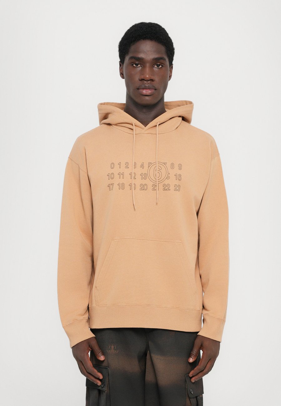 Толстовка MM6 Maison Margiela Sweatshirt, Ocre/Ochre
Толстовка MM6 Maison Margiela Sweatshirt, Ocre/Ochre