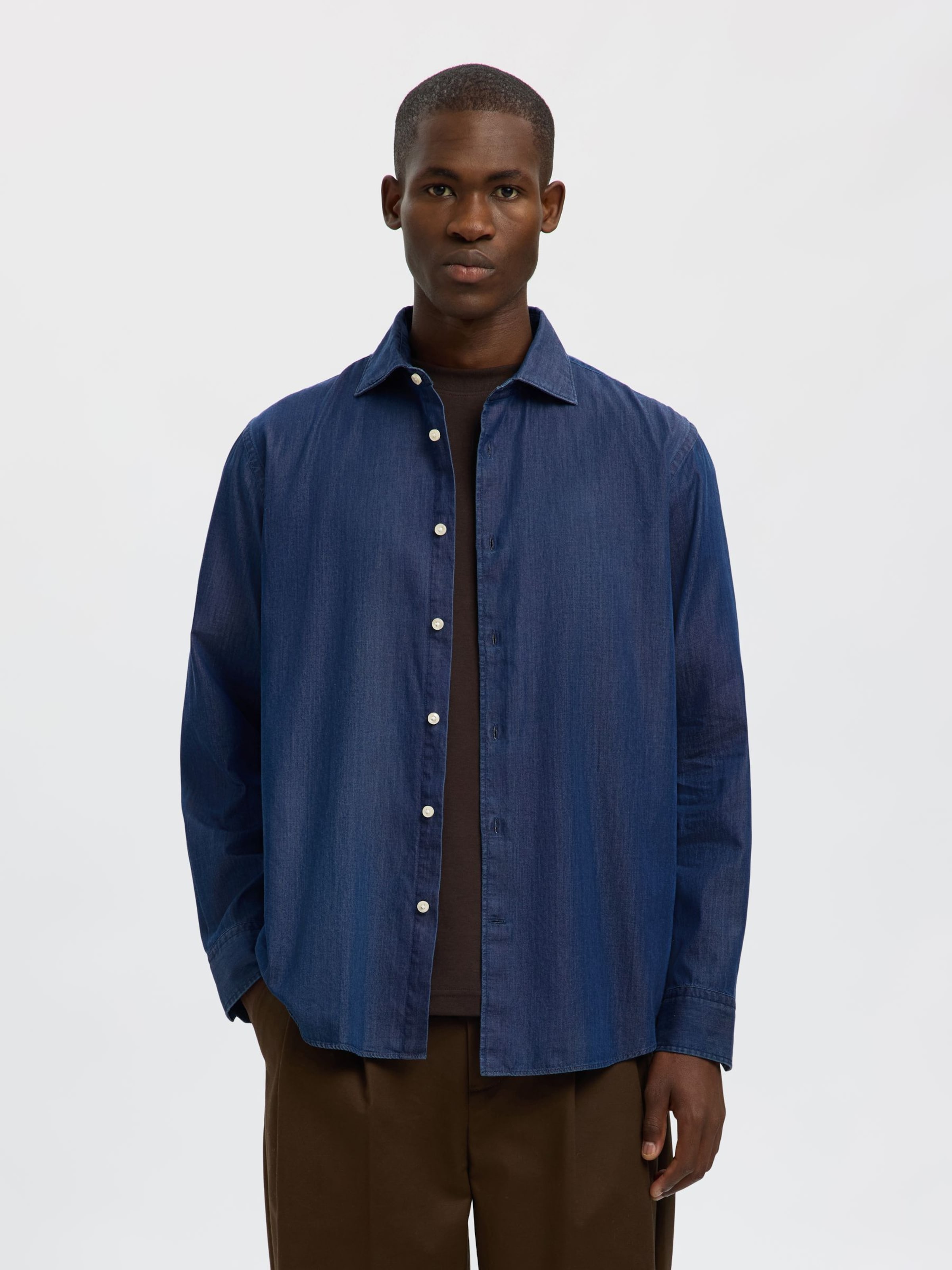 SELECTED Рубашка на пуговицах Regular fit в темно-синем цвете
SELECTED Рубашка на пуговицах Regular fit в темно-синем цвете