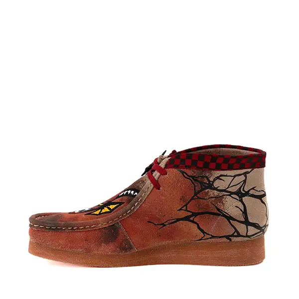 Ботинки Mens Clarks x Stranger Things Wallabee EVO Chukka Boot, цвет Dark Sand
Ботинки Mens Clarks x Stranger Things Wallabee EVO Chukka Boot, цвет Dark Sand