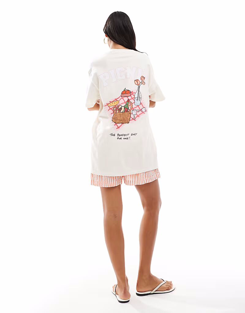 Футболка свободного кроя с принтом для пикника Miss Selfridge в натуральном цвете 
Футболка свободного кроя с принтом для пикника Miss Selfridge в натуральном цвете