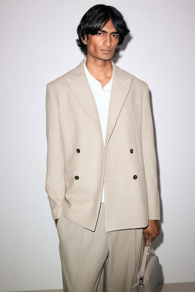 Двубортный пиджак из смесовой шерсти обычного кроя H&M, бежевый
Двубортный пиджак из смесовой шерсти обычного кроя H&M, бежевый