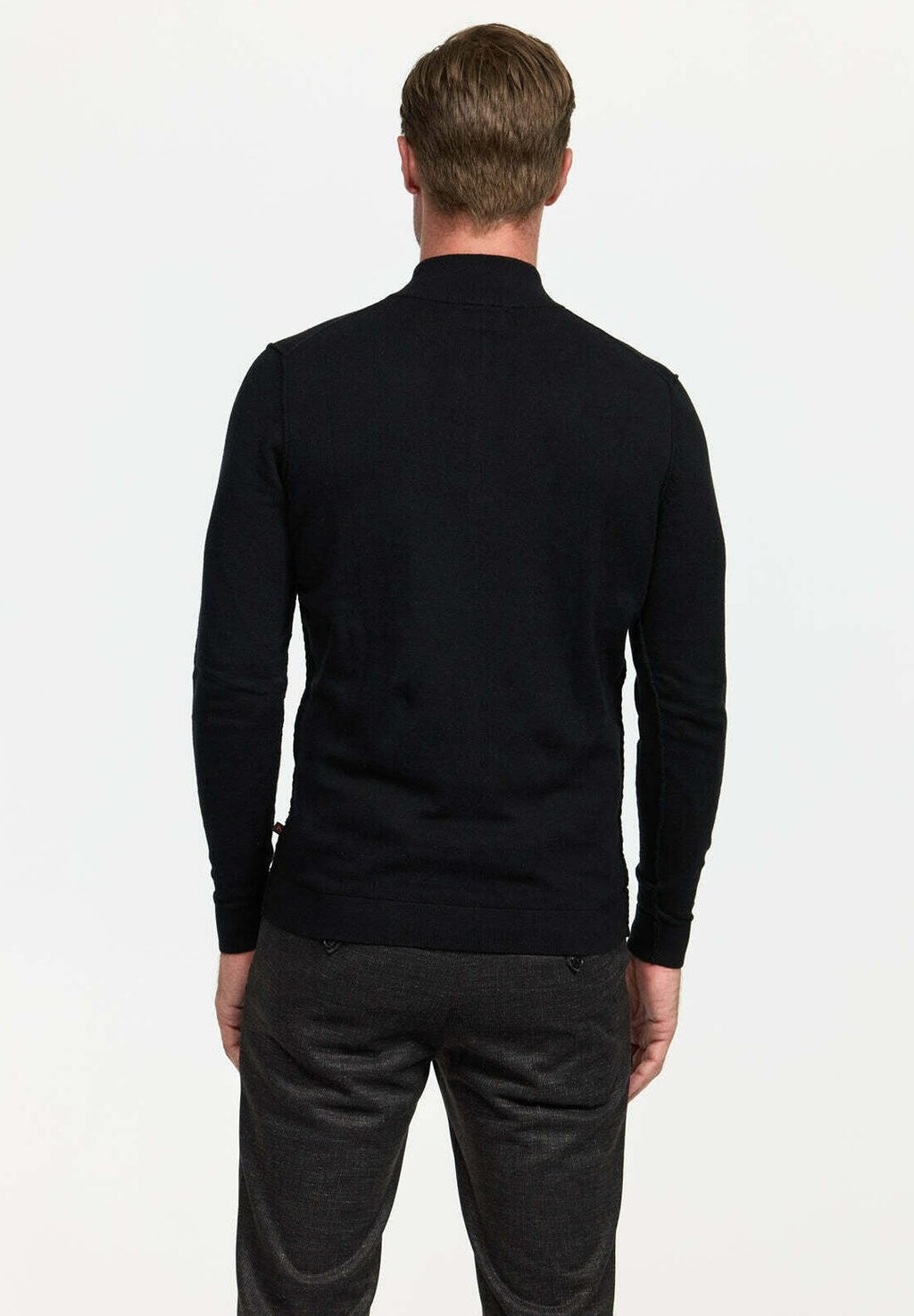 Джемпер DIZIP Zuitable, черный
Джемпер DIZIP Zuitable, черный