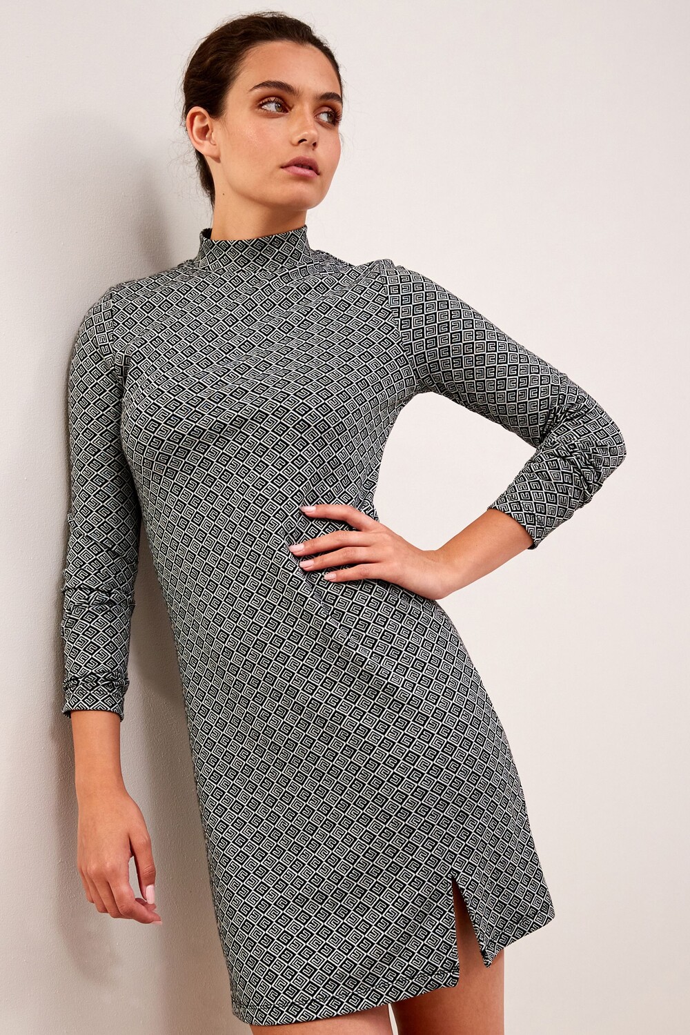 Мини-платье с воротником стойкой и длинными рукавами Next
Мини-платье с воротником стойкой и длинными рукавами Next