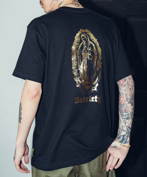 Футболка, крой оверсайз, бренд Subciety, цвет черный с золотым принтом
Футболка, крой оверсайз, бренд Subciety, цвет черный с золотым принтом