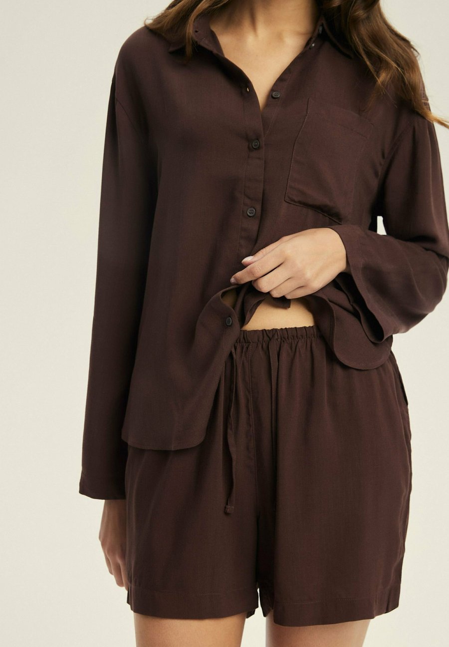 Пижамный комплект ESOTIQ CORENSO SET, Dark Brown
Пижамный комплект ESOTIQ CORENSO SET, Dark Brown