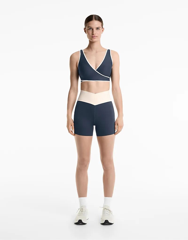 Леггинсы-шорты Oysho Perfect-adapt с высокой талией 10 см и V-образным вырезом на талии, темно-синего цвета
Леггинсы-шорты Oysho Perfect-adapt с высокой талией 10 см и V-образным вырезом на талии, темно-синего цвета