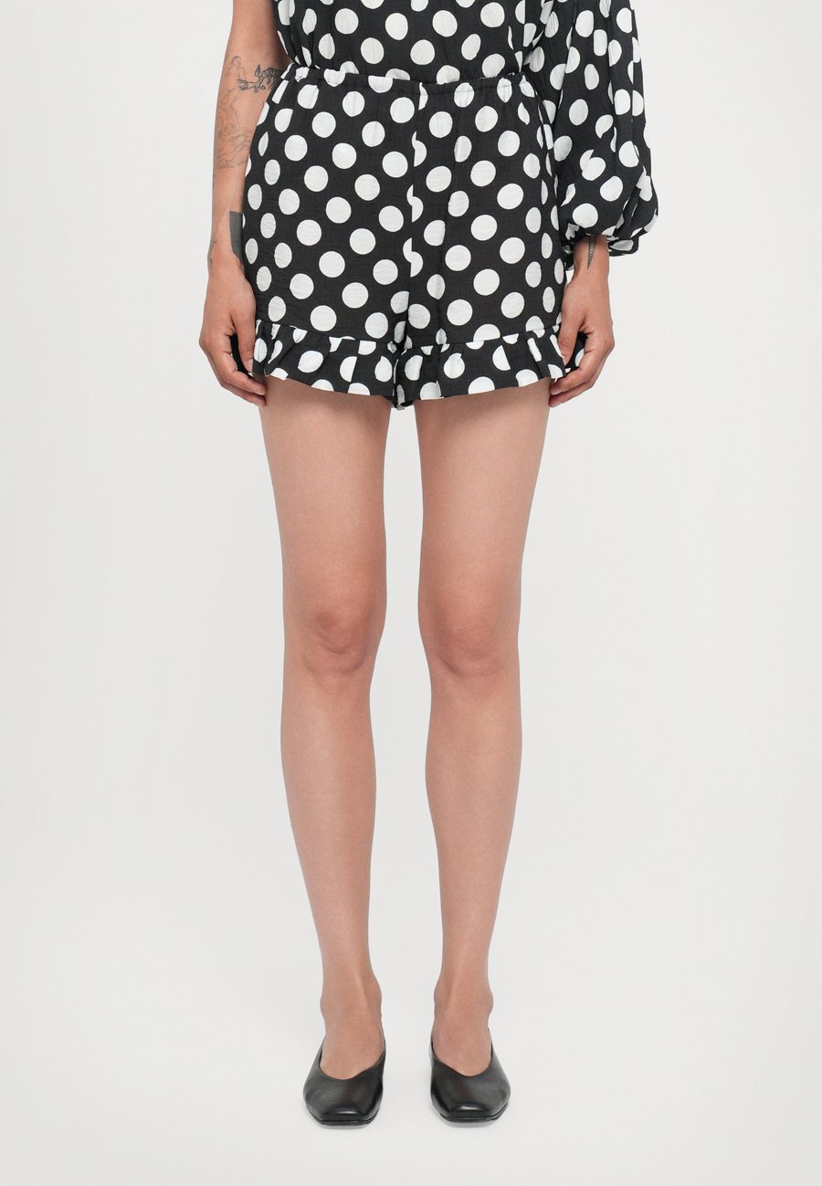 Шорты Sleeper CHA CHA, White/Black/Black
Шорты Sleeper CHA CHA, White/Black/Black