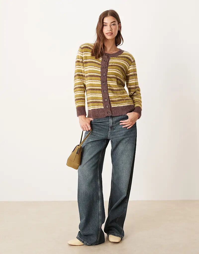 Glamorous свободный пушистый кардиган в оливково-коричневую полоску
Glamorous свободный пушистый кардиган в оливково-коричневую полоску