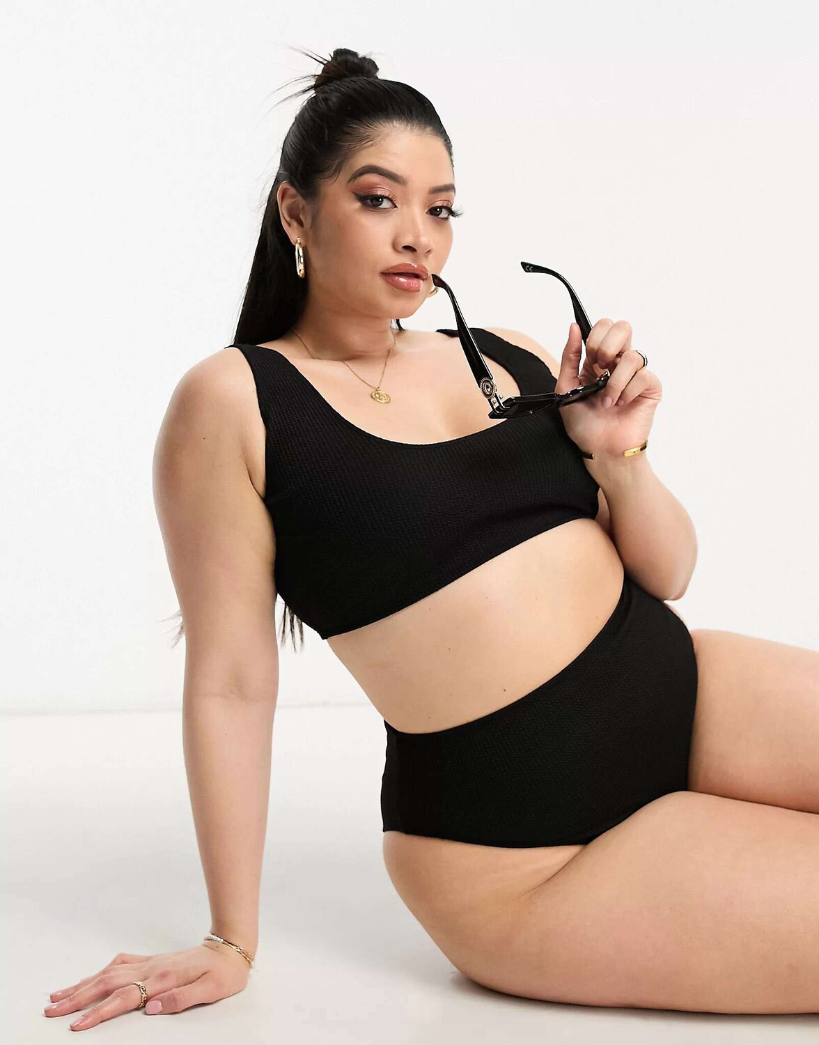 Черный укороченный жатый бикини-топ с овальной рамкой и жатым узором Curve ASOS
Черный укороченный жатый бикини-топ с овальной рамкой и жатым узором Curve ASOS