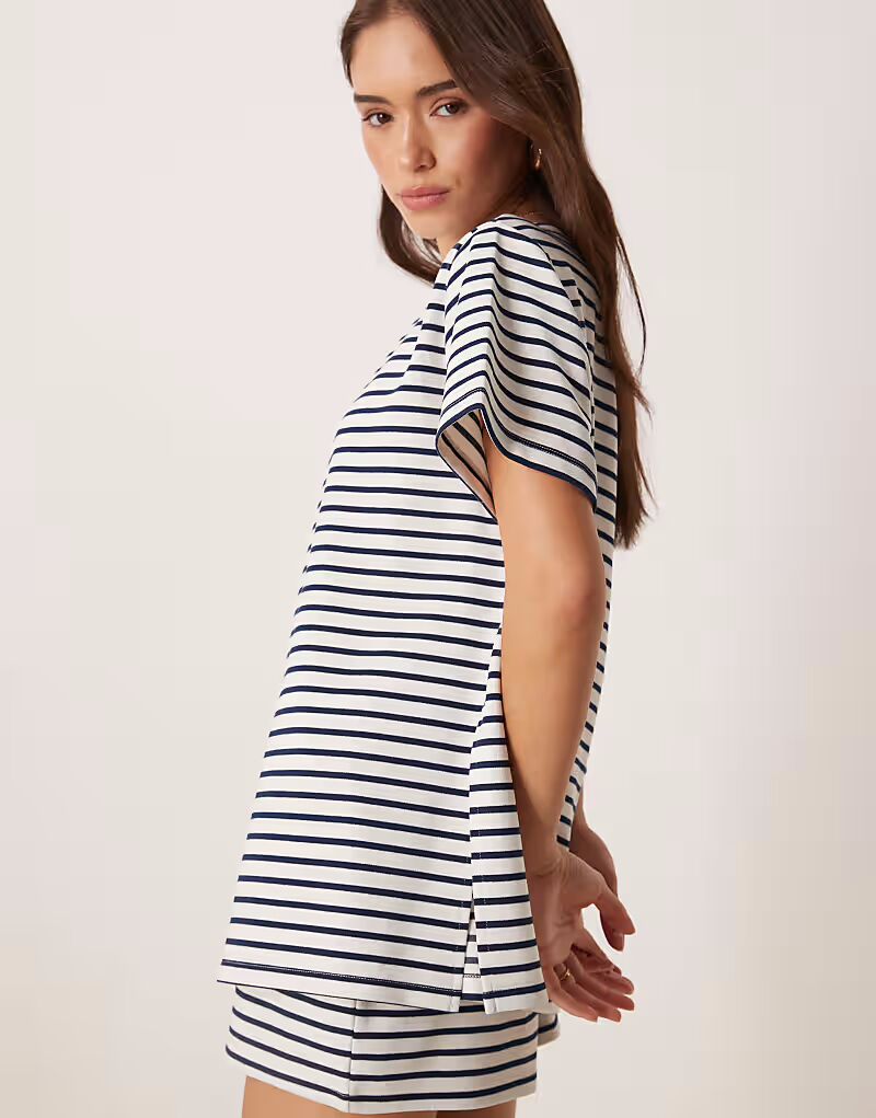 Футболка с открытыми плечами из комбинезона в темно-синюю и белую полоску Asos Design
Футболка с открытыми плечами из комбинезона в темно-синюю и белую полоску Asos Design