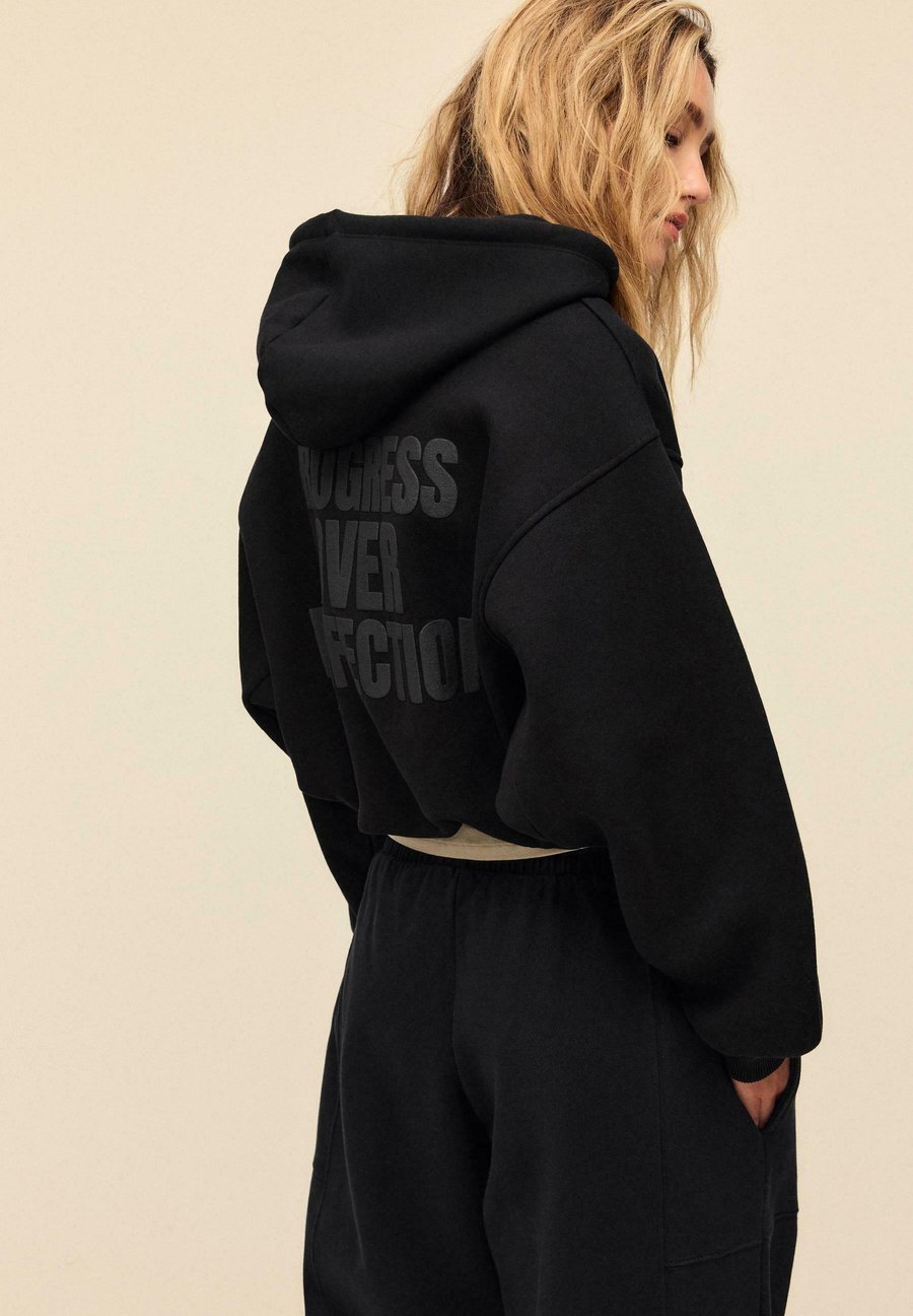 Толстовка Stradivarius PRINTED HOODED, Black
Толстовка Stradivarius PRINTED HOODED, Black