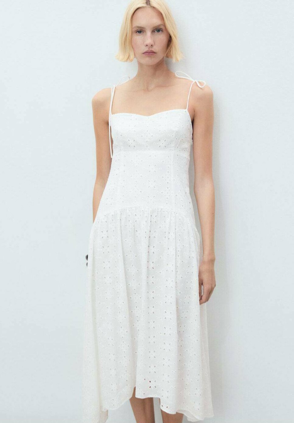 Повседневное платье MIDIOWA Z PERFORACJAMI Mango, белый
Повседневное платье MIDIOWA Z PERFORACJAMI Mango, белый
