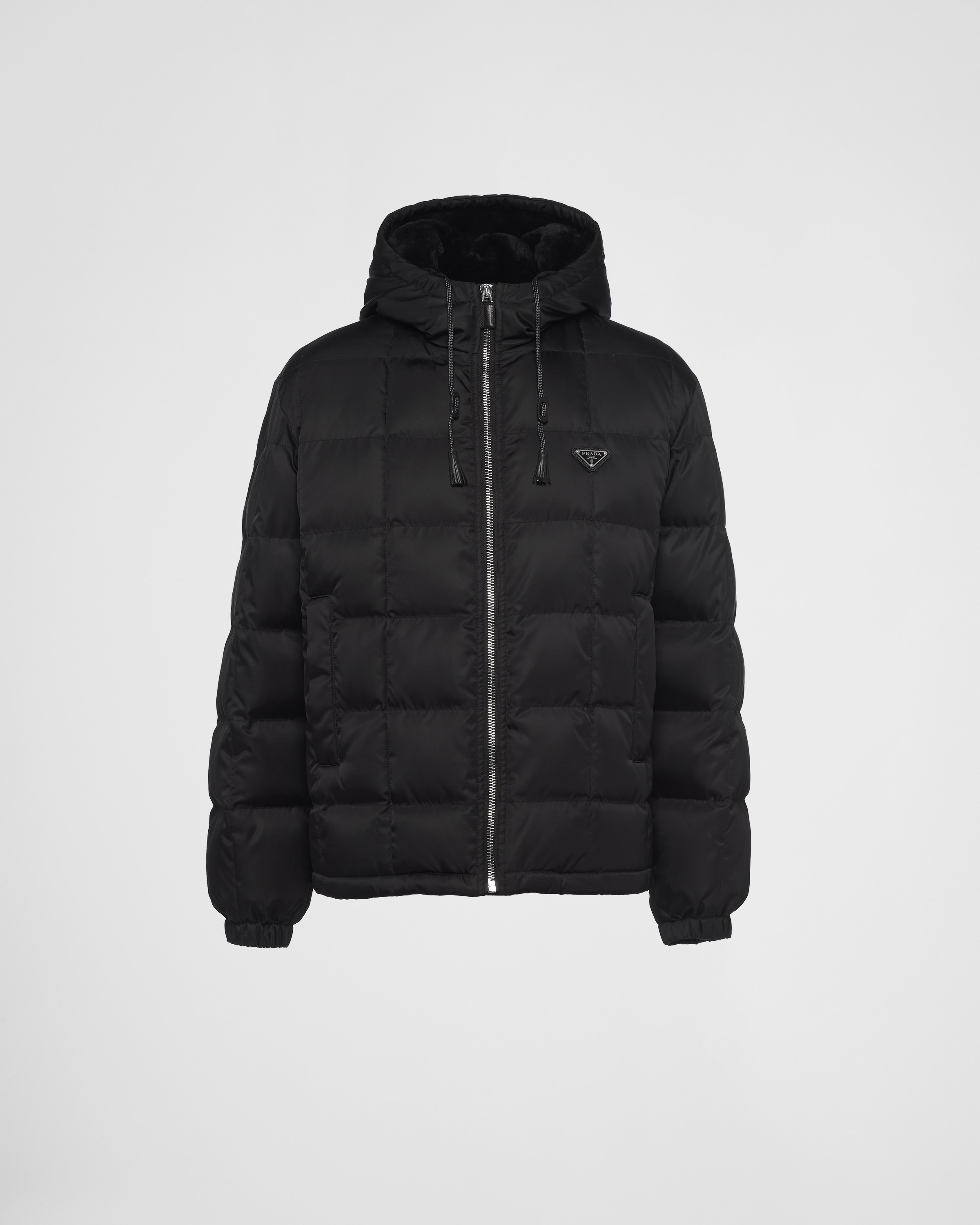 Пуховик средней плотности из переработанного нейлона Prada, черный
Пуховик средней плотности из переработанного нейлона Prada, черный