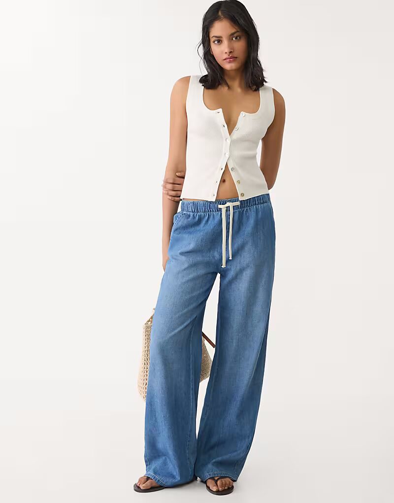 Широкие джинсовые брюки Stradivarius с завязками, средне-синего цвета
Широкие джинсовые брюки Stradivarius с завязками, средне-синего цвета