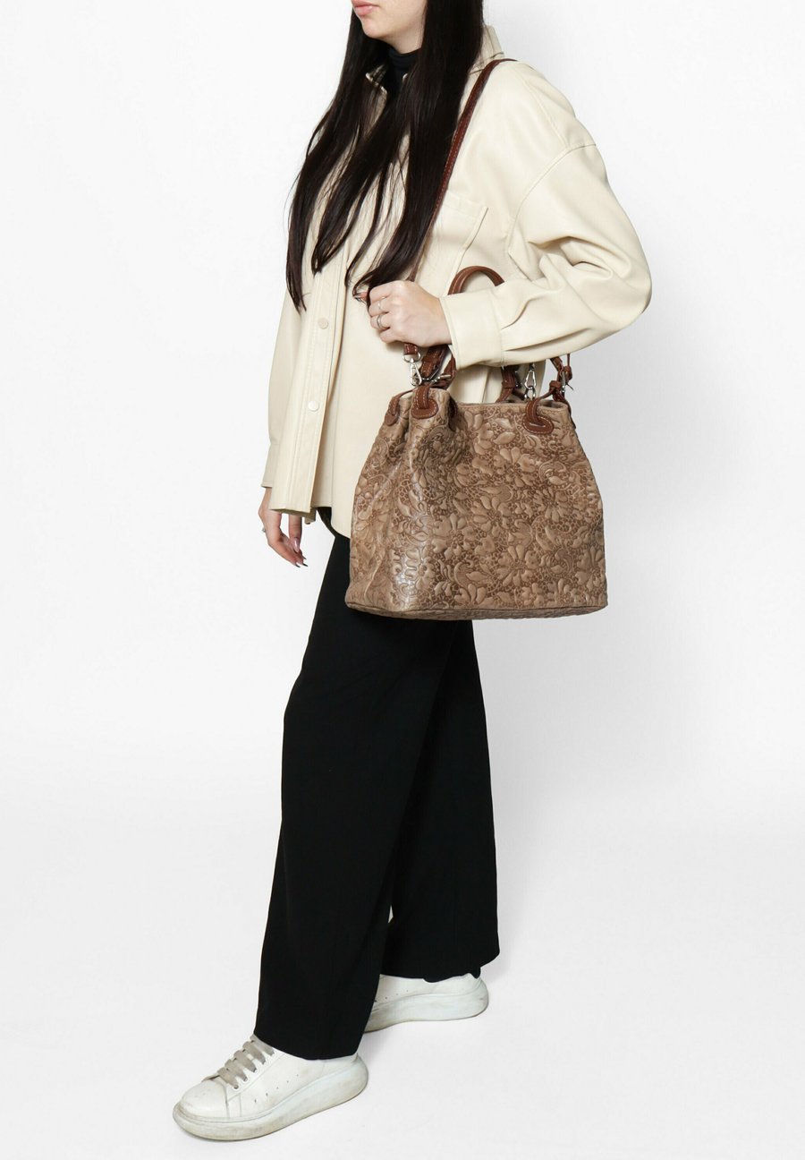 Сумка Chiara Ferretti Handbag, Taupe Scuro/Taupe
Сумка Chiara Ferretti Handbag, Taupe Scuro/Taupe
