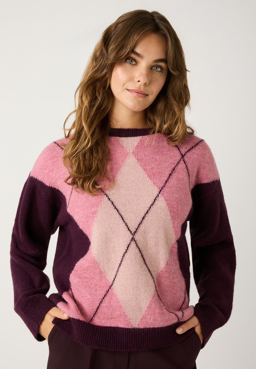 Джемпер More & More Jumper, Argyle Knit Berry/Rose/Berry
Джемпер More & More Jumper, Argyle Knit Berry/Rose/Berry