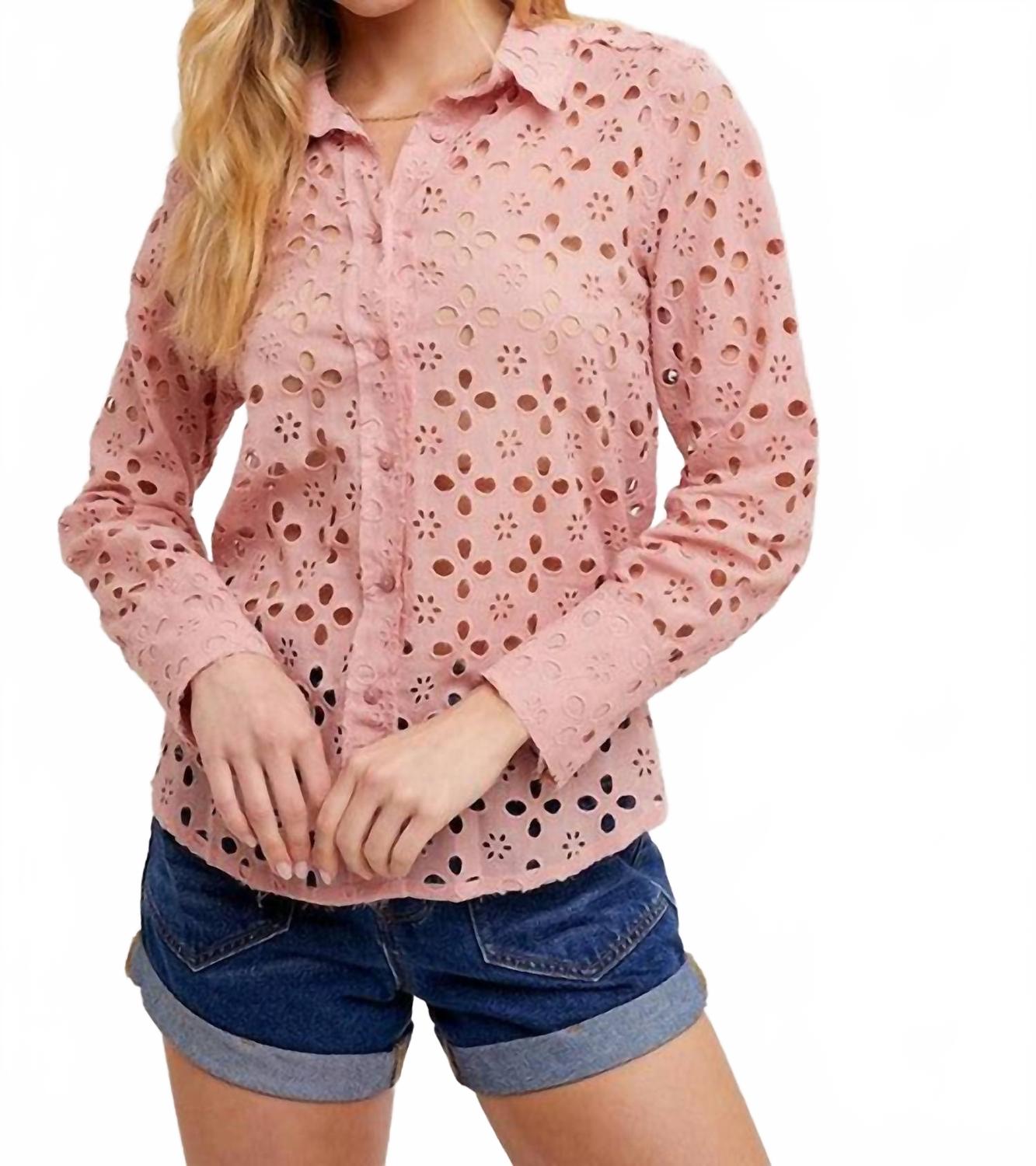 Розовая блузка с кружевными люверсами на пуговицах BluIvy
Розовая блузка с кружевными люверсами на пуговицах BluIvy