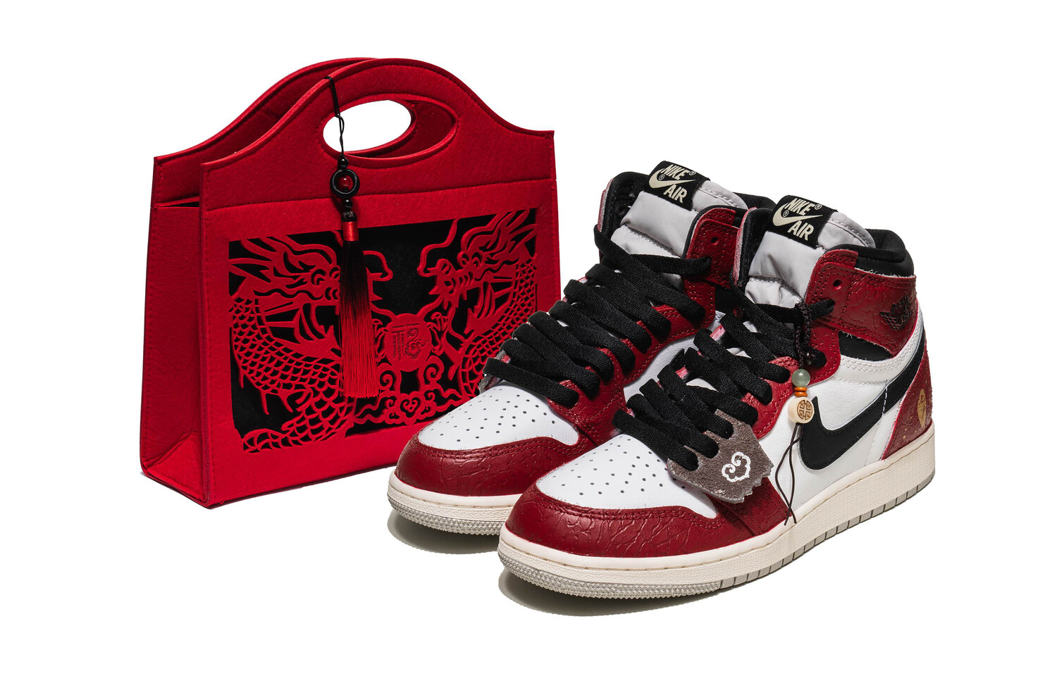 Кроссовки Air Jordan 1 Vintage Basketball Shoes Women's High-top Black/Varsity Red/White/Metallic Silver, черный/красный/белый/серебряный
Кроссовки Air Jordan 1 Vintage Basketball Shoes Women's High-top Black/Varsity Red/White/Metallic Silver, черный/красный/белый/серебряный