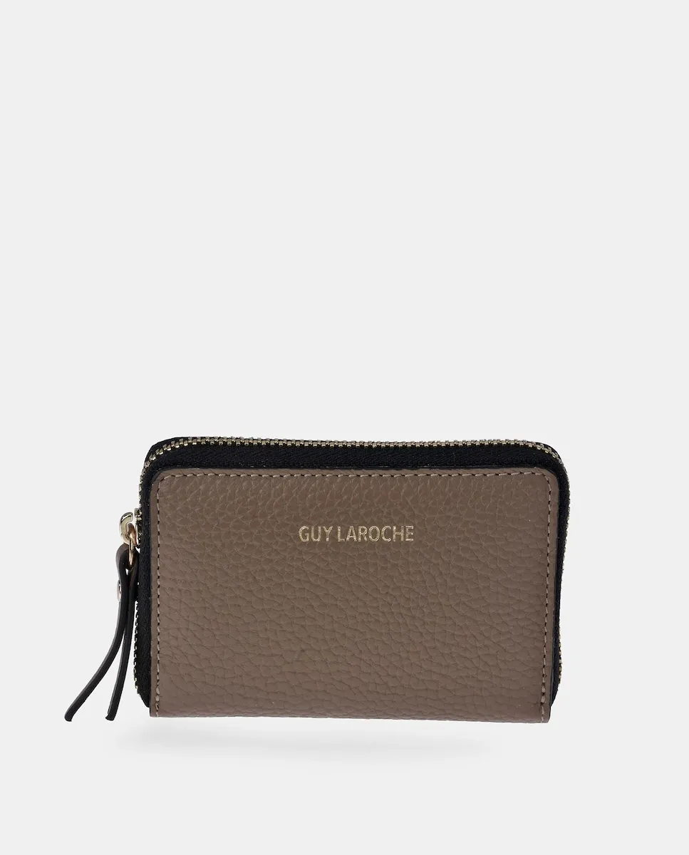 Небольшой кошелек на молнии из кожи флотер Guy Laroche, серо-коричневый
Небольшой кошелек на молнии из кожи флотер Guy Laroche, серо-коричневый