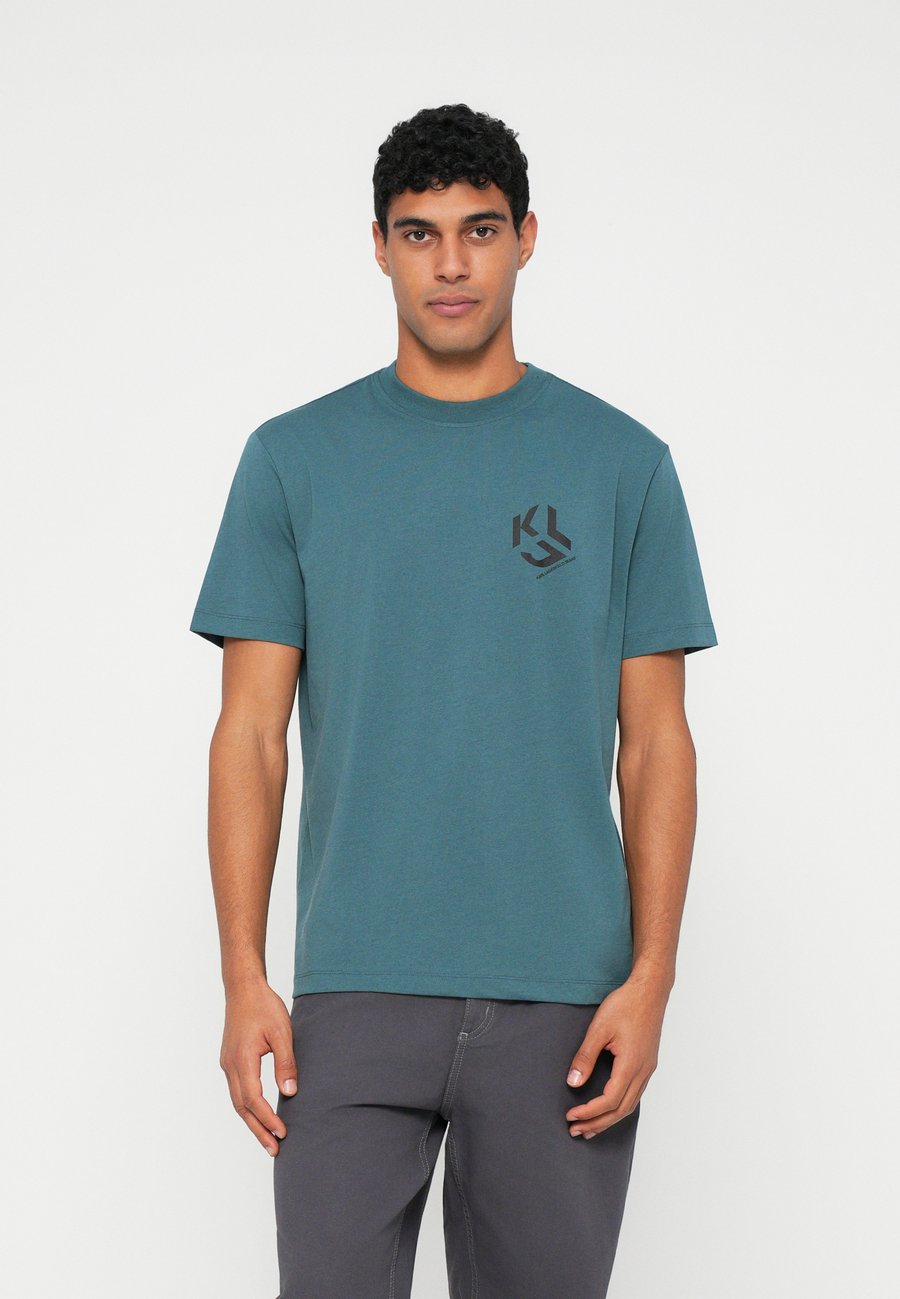 Футболка Karl Lagerfeld Jeans MONOGRAM TEE, Balsam/Dark Green, Зеленый, Футболка Karl Lagerfeld Jeans MONOGRAM TEE, Balsam/Dark Green
Футболка Karl Lagerfeld Jeans MONOGRAM TEE, Balsam/Dark Green, Зеленый, Футболка Karl Lagerfeld Jeans MONOGRAM TEE, Balsam/Dark Green