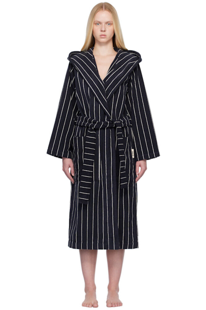 Черно-белый махровый халат с капюшоном Tekla
Черно-белый махровый халат с капюшоном Tekla