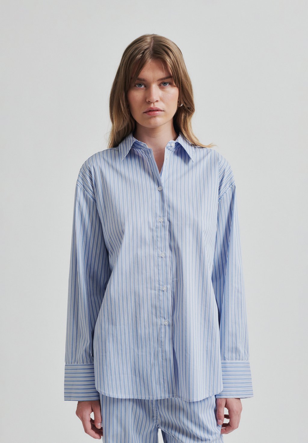 Блузка на пуговицах TENBY AJUSTABLE Second Female, синий
Блузка на пуговицах TENBY AJUSTABLE Second Female, синий