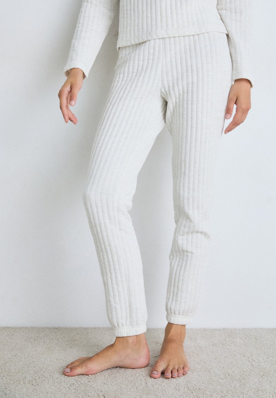 Пижамные брюки Triumph COZY COMFORT QUILTED, Light Grey Melange/Grey
Пижамные брюки Triumph COZY COMFORT QUILTED, Light Grey Melange/Grey