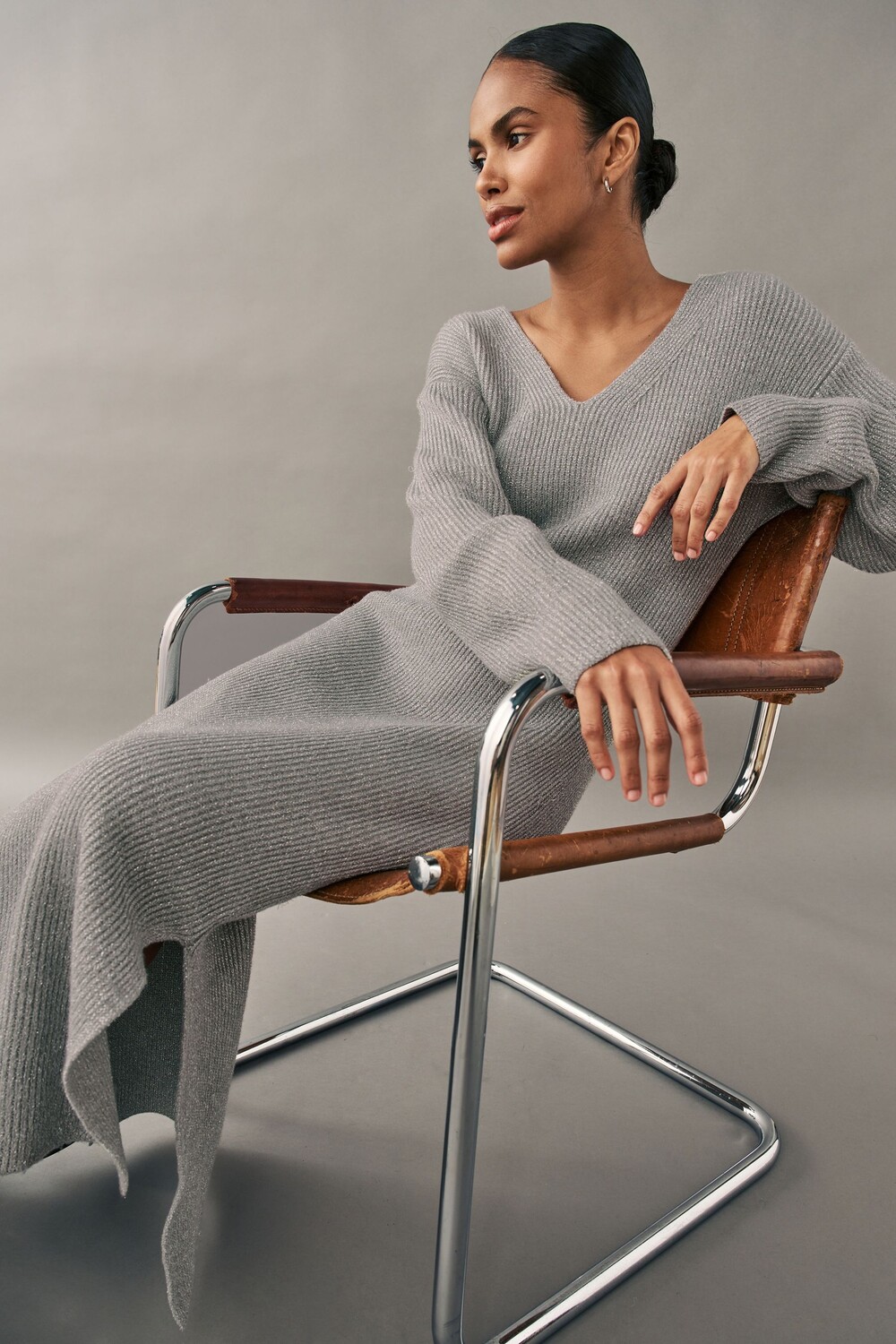 Платье джемпер миди с длинными рукавами и V образным вырезом в рубчик Next, серебряный
Платье джемпер миди с длинными рукавами и V образным вырезом в рубчик Next, серебряный