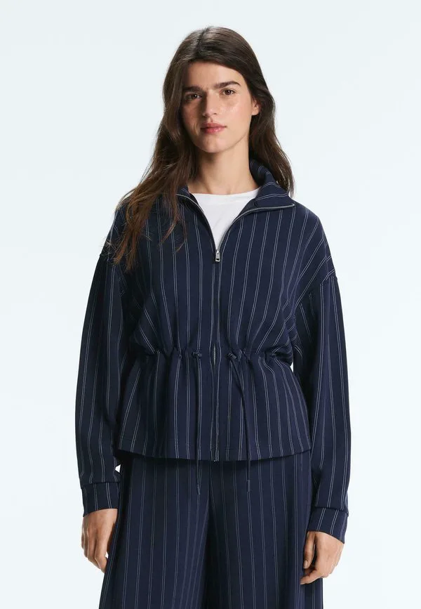 Мягкая на ощупь толстовка с регулируемой талией и высоким воротником на молнии. Oysho, Metallic Blue, Синий, Мягкая на ощупь толстовка с регулируемой талией и высоким воротником на молнии. Oysho, Metallic Blue
Мягкая на ощупь толстовка с регулируемой талией и высоким воротником на молнии. Oysho, Metallic Blue, Синий, Мягкая на ощупь толстовка с регулируемой талией и высоким воротником на молнии. Oysho, Metallic Blue