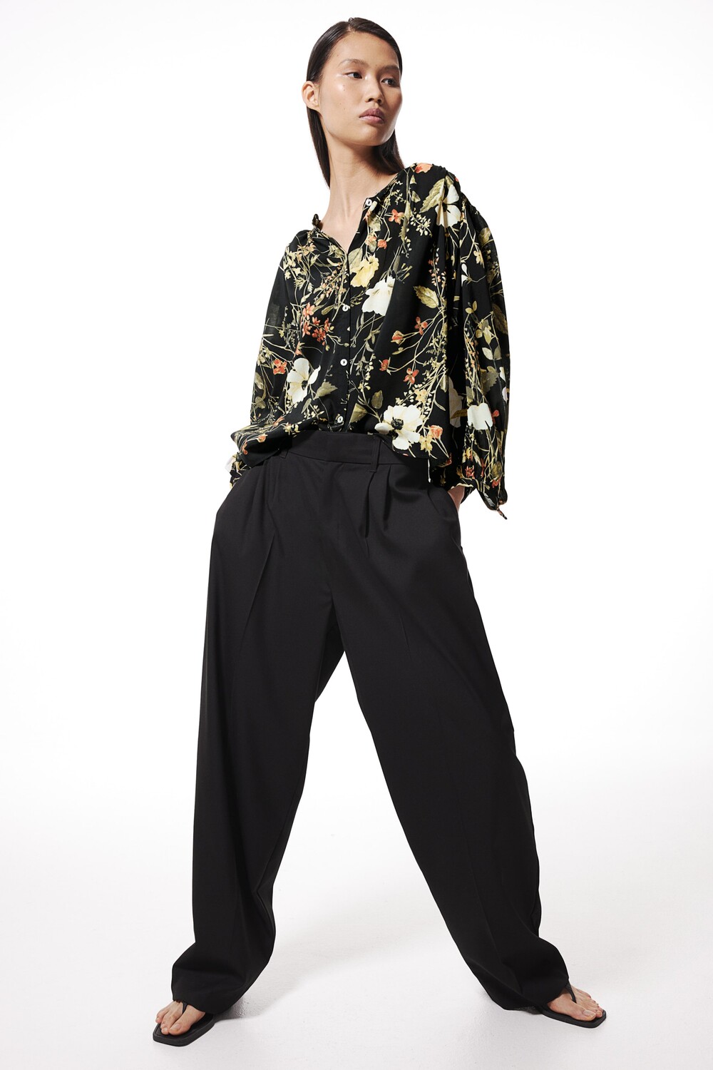 Блузка с объемными рукавами H&M, черный
Блузка с объемными рукавами H&M, черный