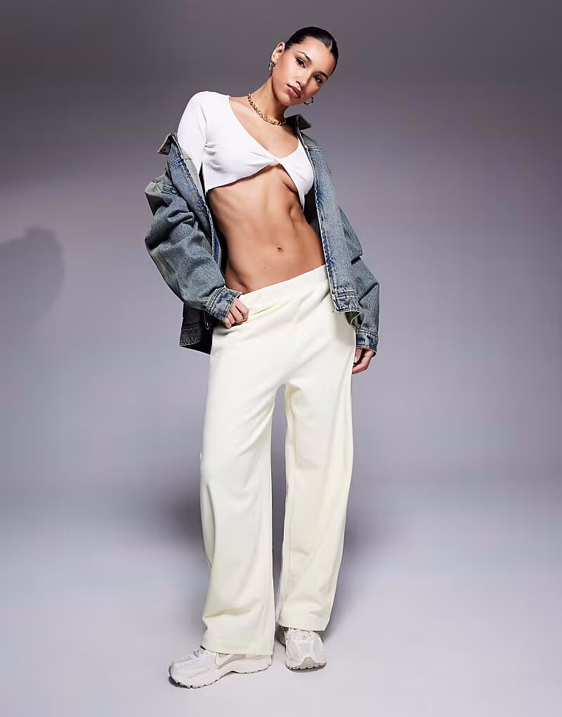 Спортивные брюки ASOS DESIGN с застежкой-бочонком цвета пахты
Спортивные брюки ASOS DESIGN с застежкой-бочонком цвета пахты