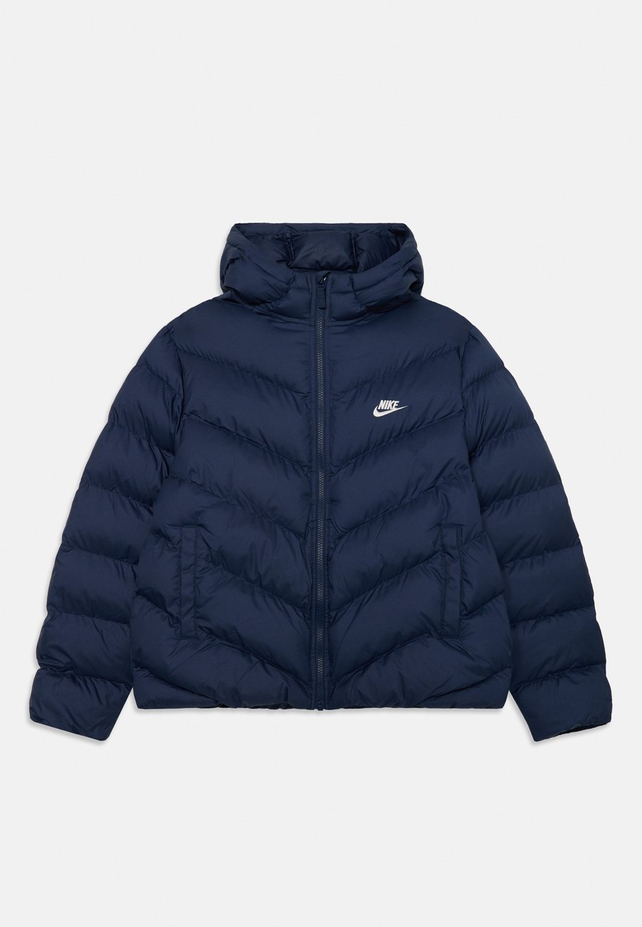 Зимняя куртка Nike Sportswear PUFFER UNISEX, Midnight Navy/White/Dark Blue
Зимняя куртка Nike Sportswear PUFFER UNISEX, Midnight Navy/White/Dark Blue