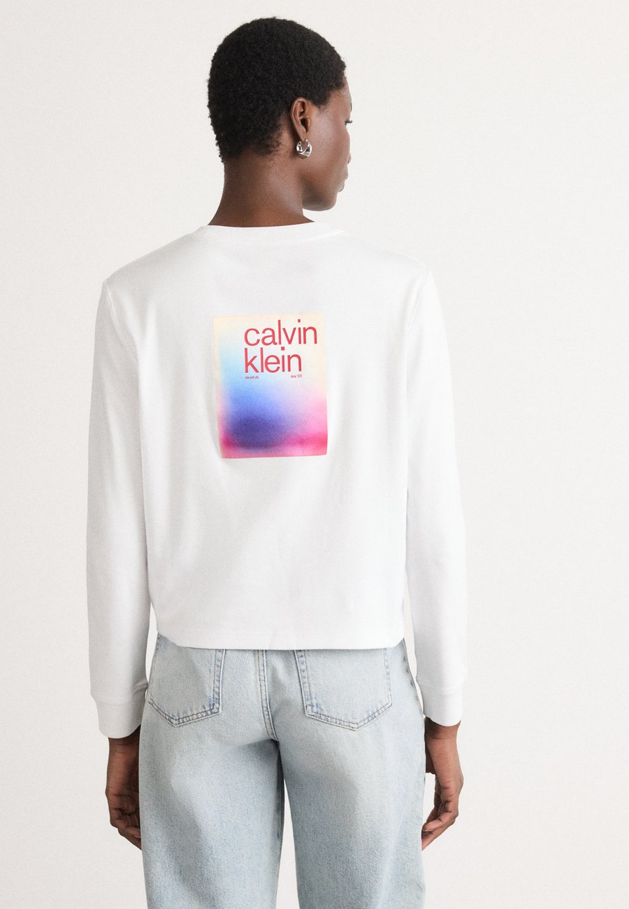 Топ Calvin Klein Jeans OMBRE GRAPHIC TEE, Brilliant White/White
Топ Calvin Klein Jeans OMBRE GRAPHIC TEE, Brilliant White/White