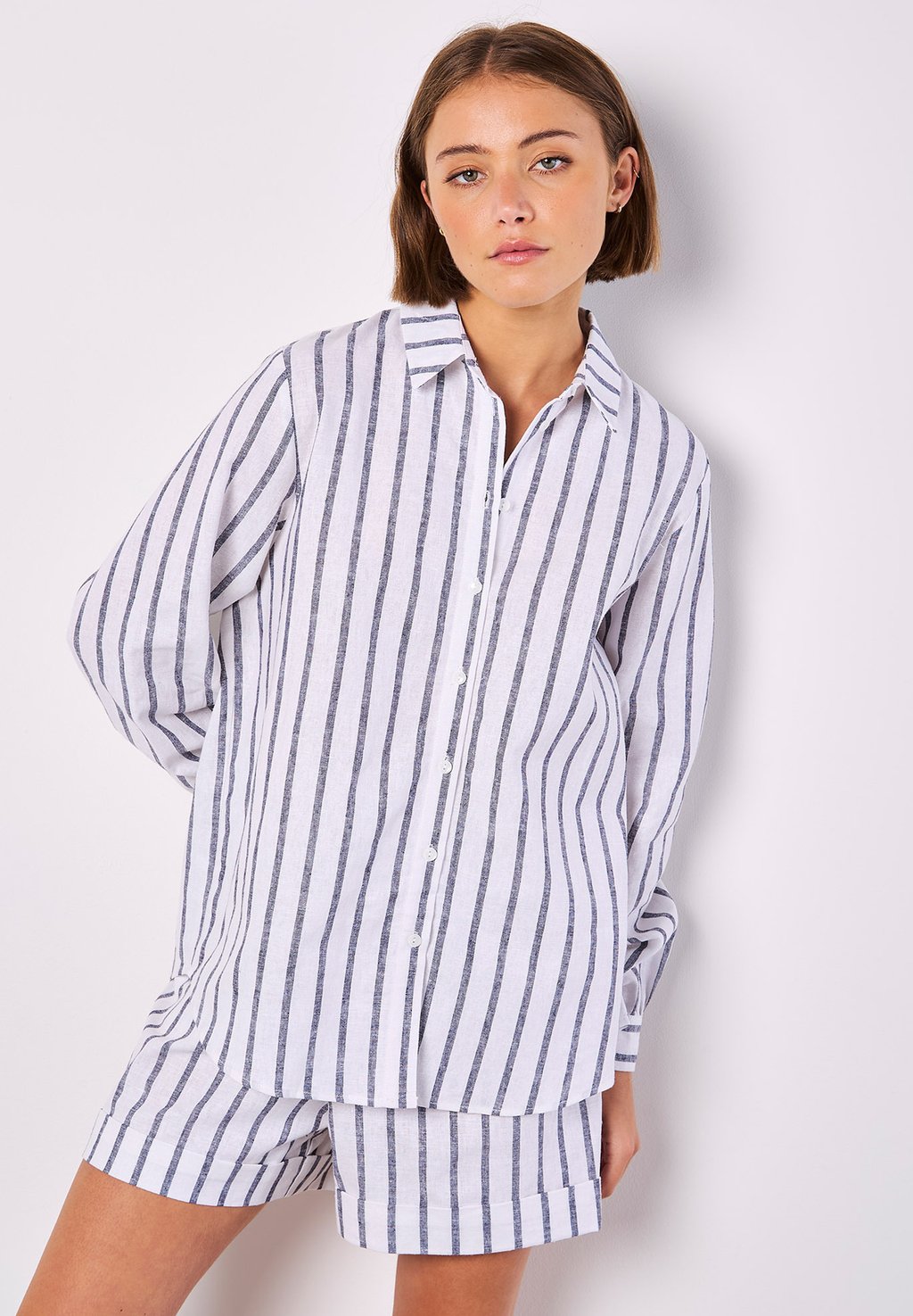 Блузка на пуговицах STRIPED Apricot, темно-синий
Блузка на пуговицах STRIPED Apricot, темно-синий