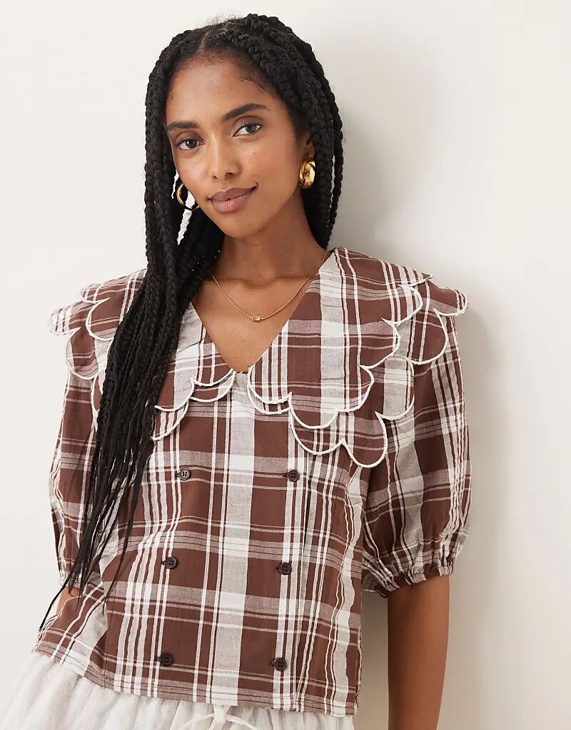 Блузка с клетчатым принтом Neon Rose и фестончатым воротником бежевого цвета
Блузка с клетчатым принтом Neon Rose и фестончатым воротником бежевого цвета