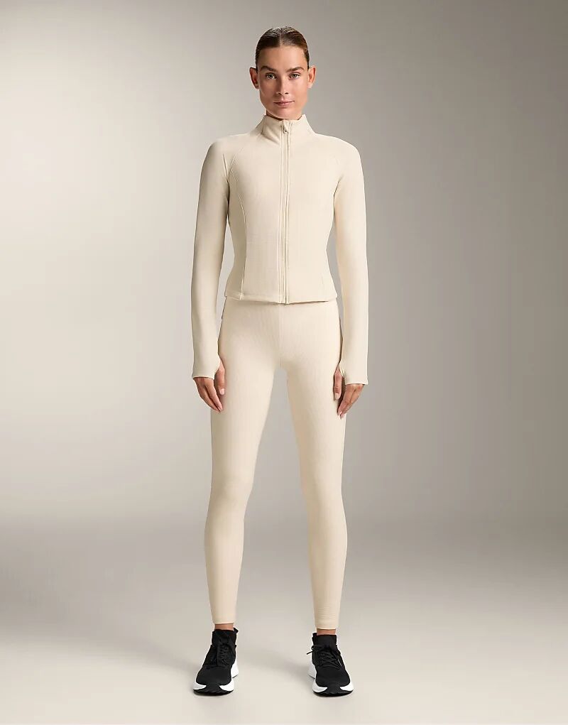 Легкая теплая техническая вафельная куртка OYSHO цвета слоновой кости и экрю
Легкая теплая техническая вафельная куртка OYSHO цвета слоновой кости и экрю