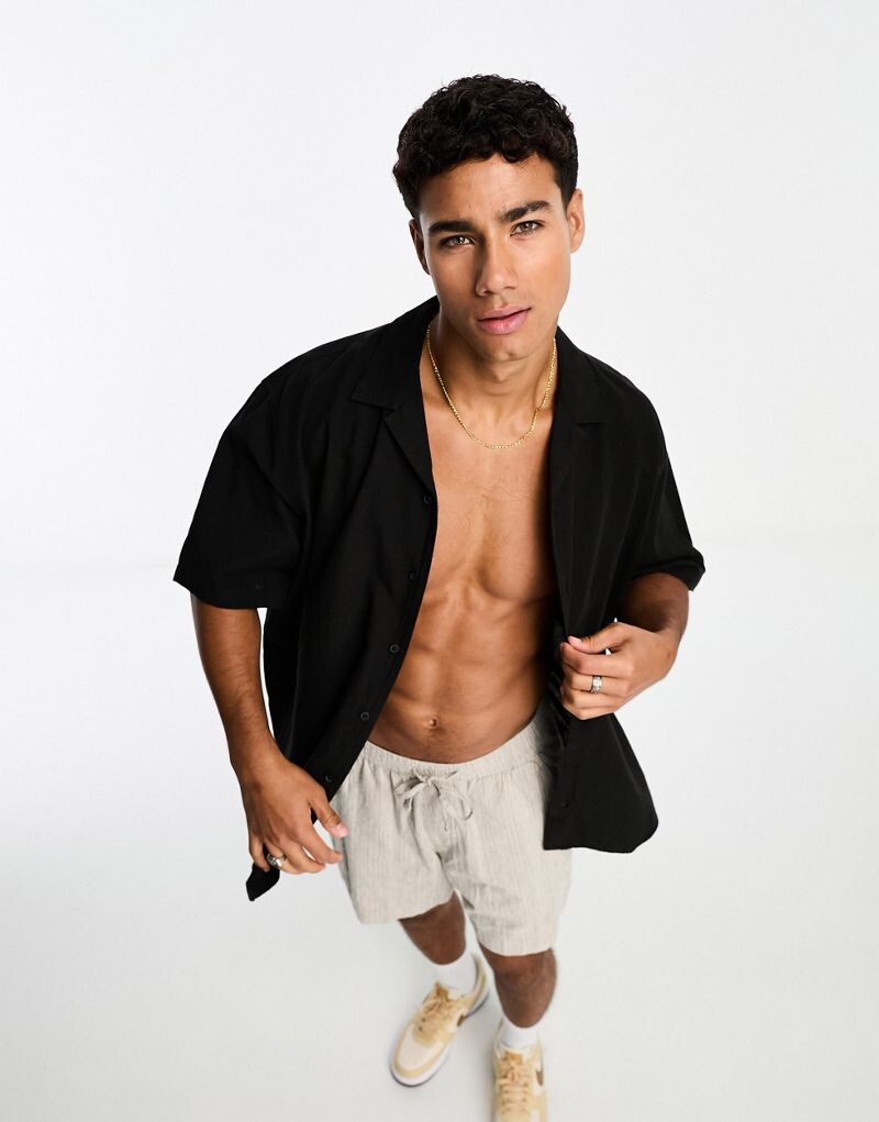 Черная льняная рубашка с короткими рукавами и воротником-стойкой Selected Homme
Черная льняная рубашка с короткими рукавами и воротником-стойкой Selected Homme