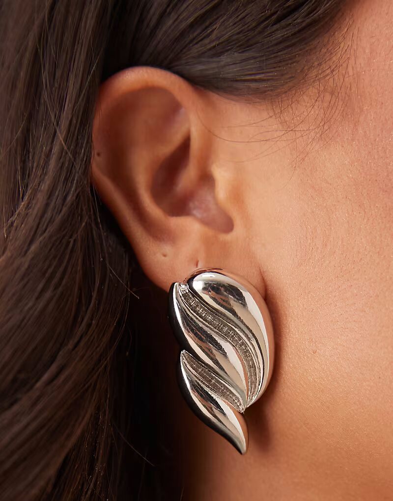 Серьги-гвоздики со скульптурным дизайном из серебра Asos Design
Серьги-гвоздики со скульптурным дизайном из серебра Asos Design