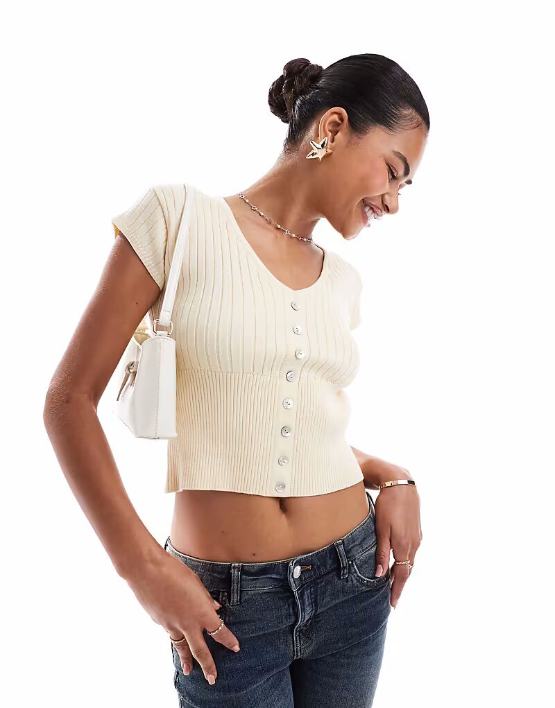 Топ Motel dawira с пуговицами, круглым вырезом, в рубчик, цвета слоновой кости
Топ Motel dawira с пуговицами, круглым вырезом, в рубчик, цвета слоновой кости