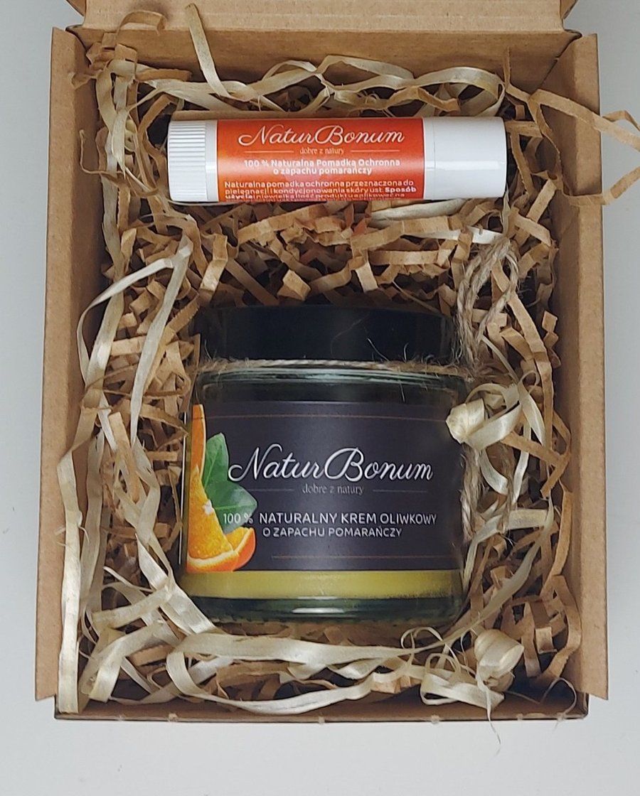 Подарочный набор апельсиновый маленький Натуральный оливковый крем с ароматом апельсина 100 мл + защитный бальзам для губ с ароматом апельсина NaturBonum
Подарочный набор апельсиновый маленький Натуральный оливковый крем с ароматом апельсина 100 мл + защитный бальзам для губ с ароматом апельсина NaturBonum